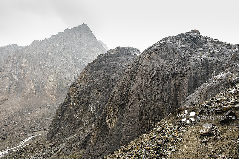 覆盖着松散石头的斜坡很难爬到Aktru。美丽的景色，环山的自然之旅阿尔泰的土地。锥体山高。西伯利亚。俄罗斯。图片素材