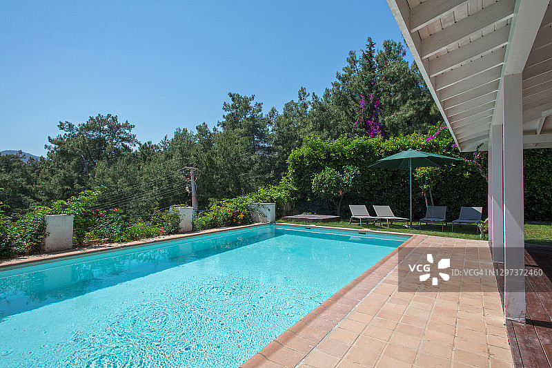 美丽的房子，游泳池从阳台上看，夏天图片素材