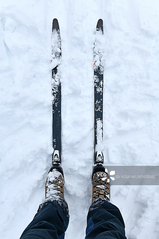 雪地上的越野滑雪板图片素材