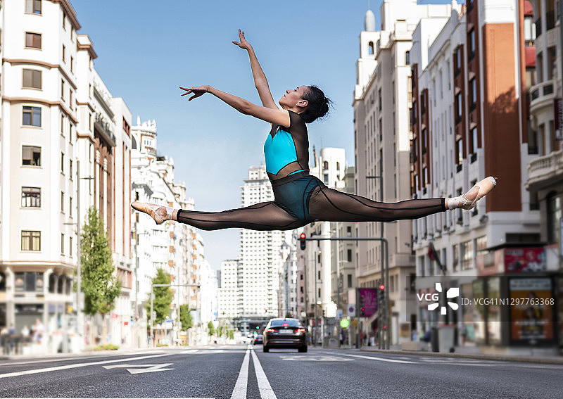 芭蕾舞演员在城市的路上跳舞图片素材