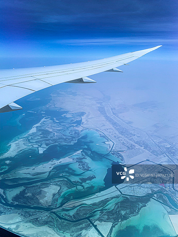 在一个阳光明媚的春天早晨，飞机的窗口可以看到欧洲上空的景色。图片素材