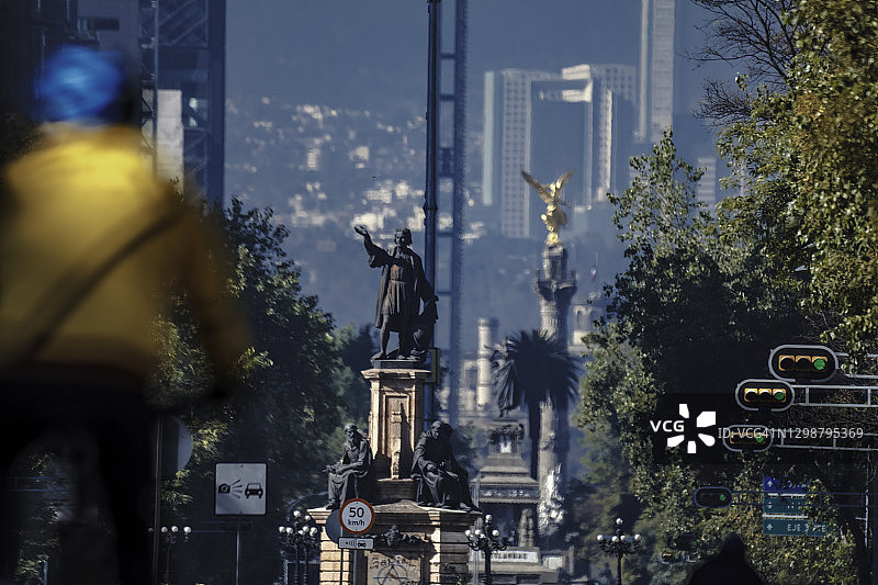 墨西哥城改革大道上的纪念碑图片素材