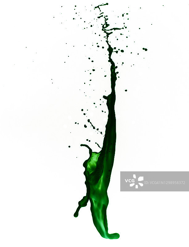 一个绿色的液体在白色的背景上形成的水滴和飞溅的完整框架。图片素材