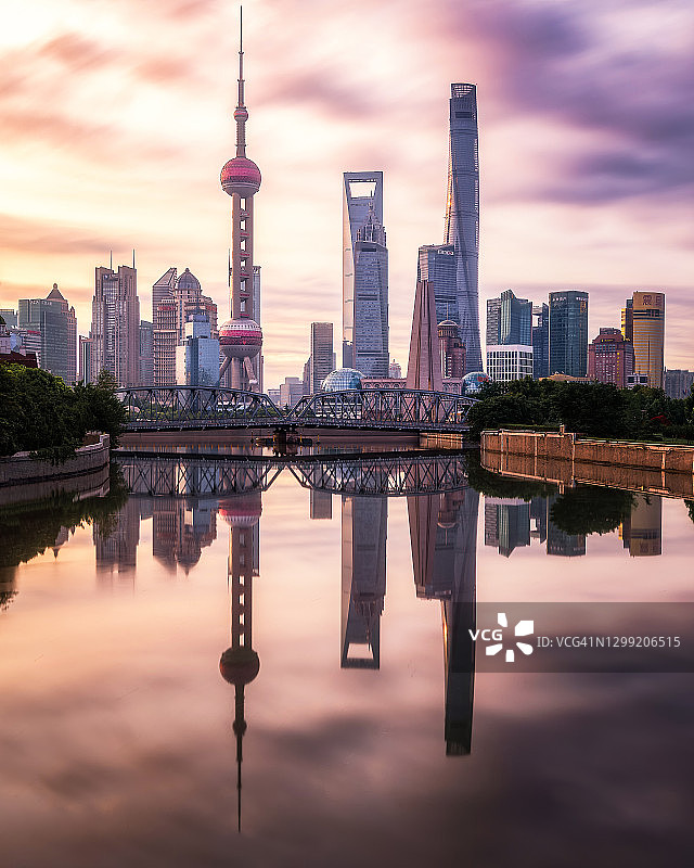 上海黎明前的城市景观，蓝色的时间图片素材