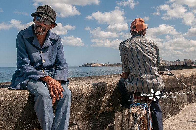 当地人和游客在哈瓦那市中心友好的气氛中互动。图片素材