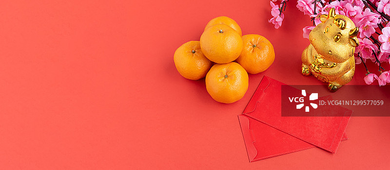 红包，桔子，樱花和牛硬币银行-中国新年概念图片素材