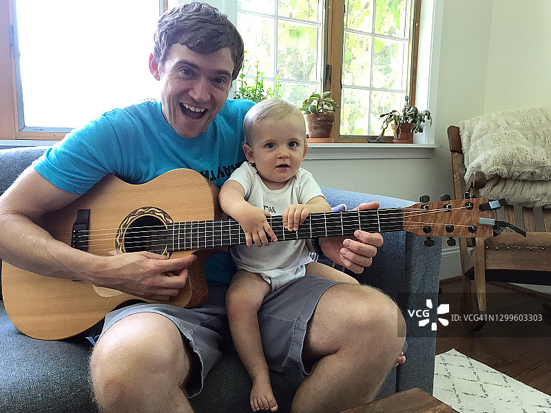 爸爸和宝宝一起弹吉他图片素材