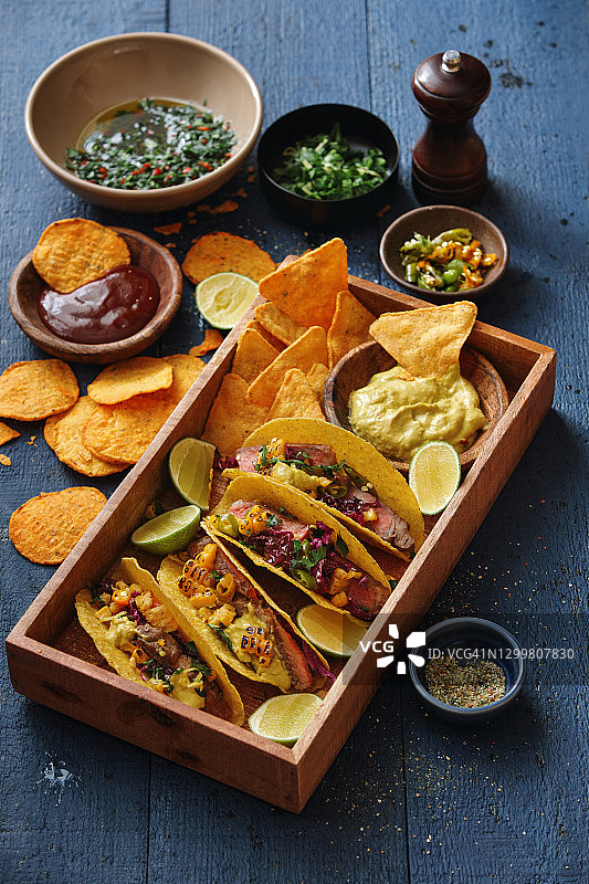 墨西哥脆玉米卷配牛肉和蔬菜图片素材