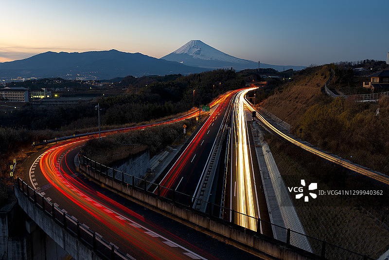 黄昏时分，富士山上的高速公路图片素材