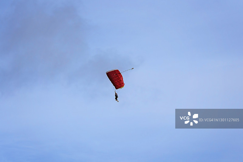 双人跳伞运动员在湛蓝的天空中图片素材