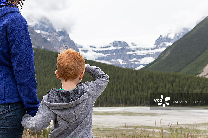 母亲和儿子在看冰原公园，贾斯珀国家公园，加拿大图片素材