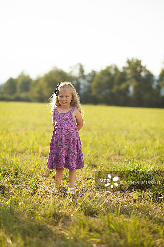 草地上的小女孩图片素材
