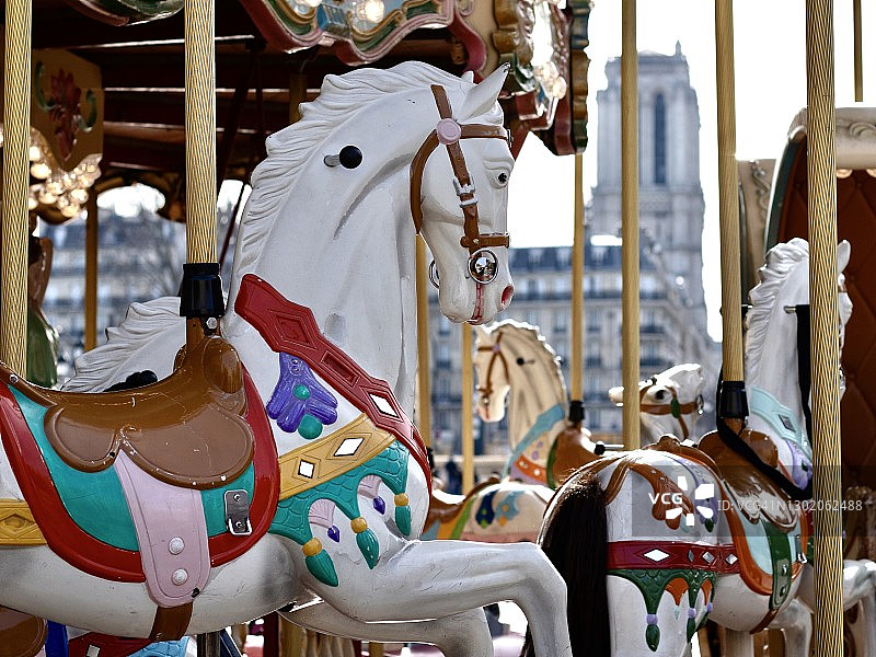 巴黎城里的马旋转木马图片素材