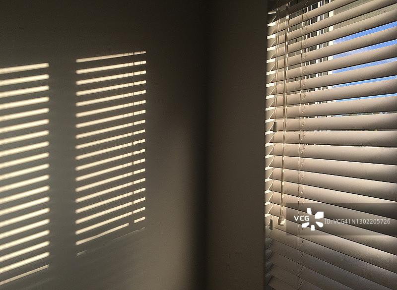 早晨的阳光透过百叶窗图片素材