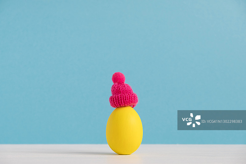 帽子里的快乐蛋。复活节彩蛋的概念。不同的情绪和感受图片素材