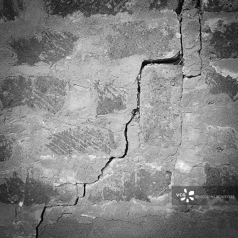 由于地震的影响，石墙上出现了一道大裂缝。图片素材