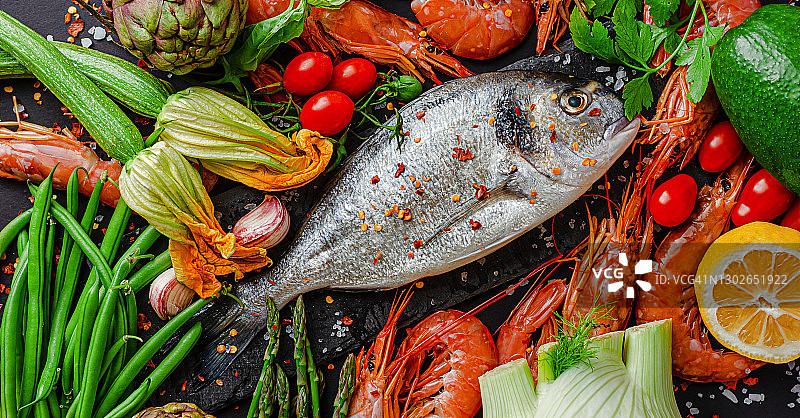 健康饮食的概念。生剑鱼配新鲜蔬菜。平的。图片素材