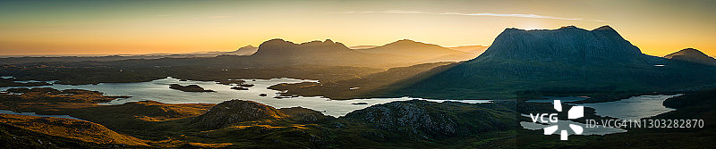 壮丽的山日出金色的黎明山峰全景Inverpolly高地苏格兰图片素材
