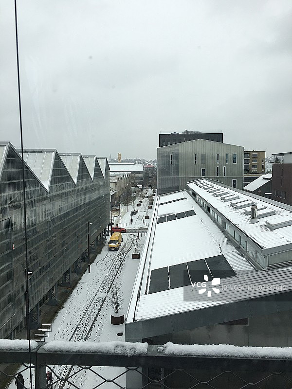 南特市被雪覆盖的屋顶图片素材