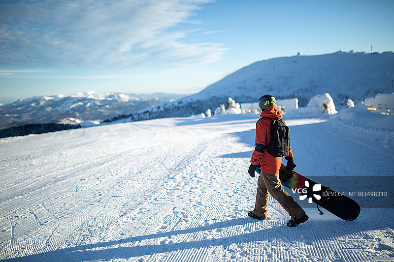 滑雪者在雪山上享受大自然图片素材