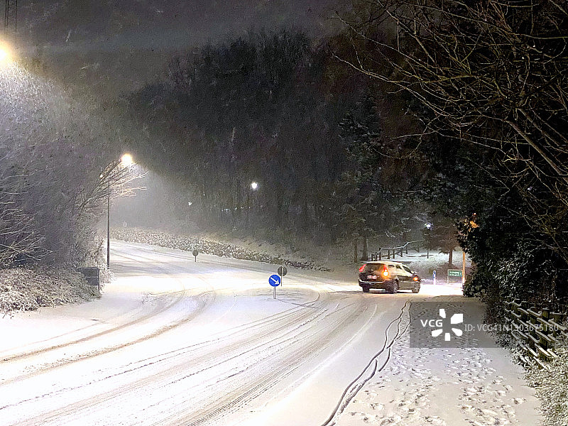 在暴风雪中驾驶的汽车。图片素材