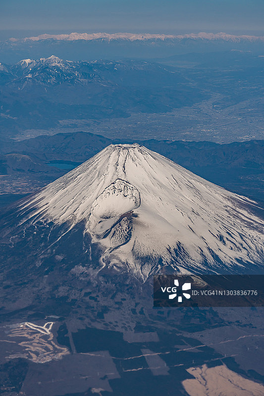 从飞机上鸟瞰日本的富士山图片素材