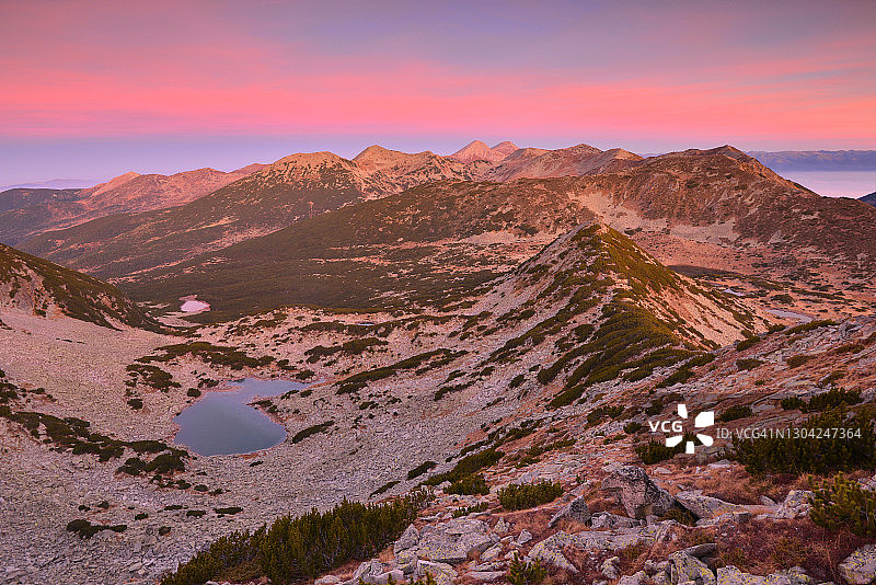 日落后山上令人惊叹的粉红色天空图片素材