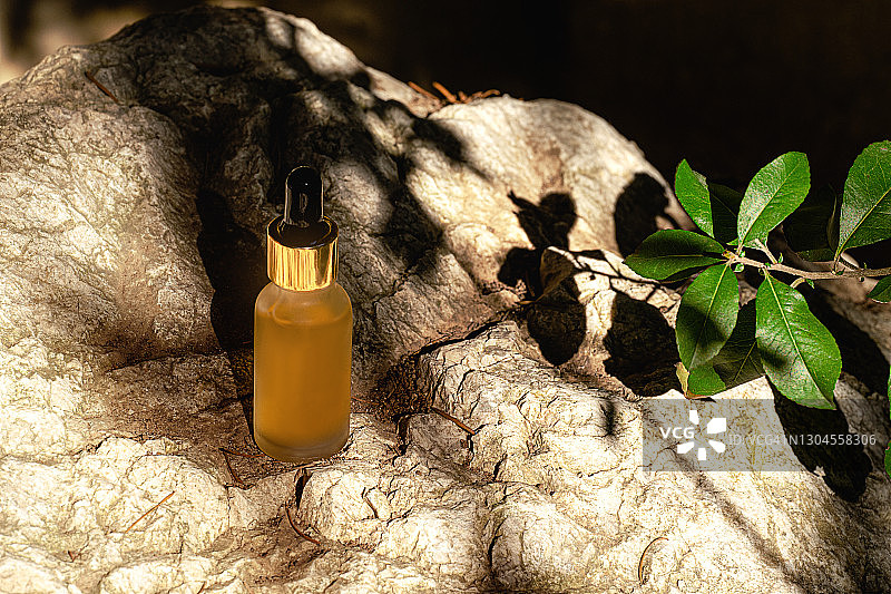 美容产品与透明液体在石材上的自然背景与阴影。图片素材