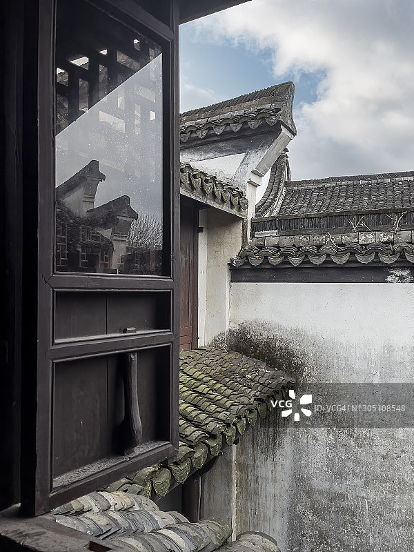 中国浙江湖州历史建筑的窗户和墙壁图片素材
