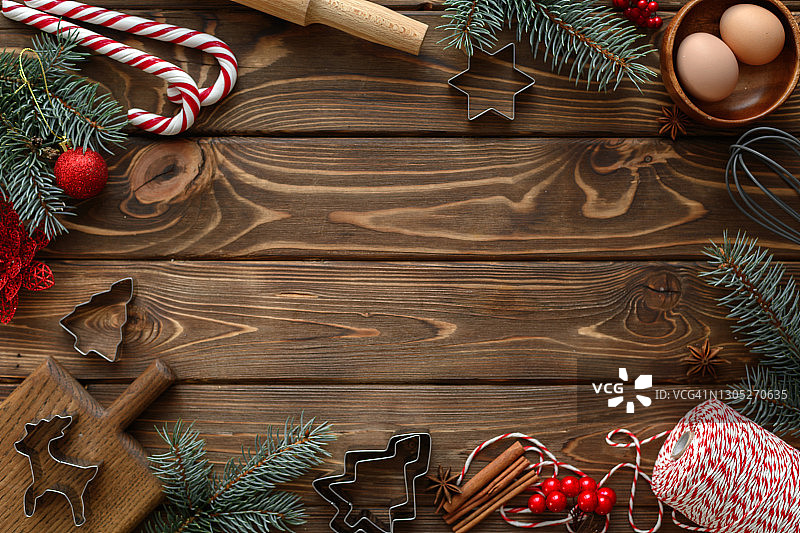 圣诞节背景属性烤姜饼在一个棕色木桌2021图片素材