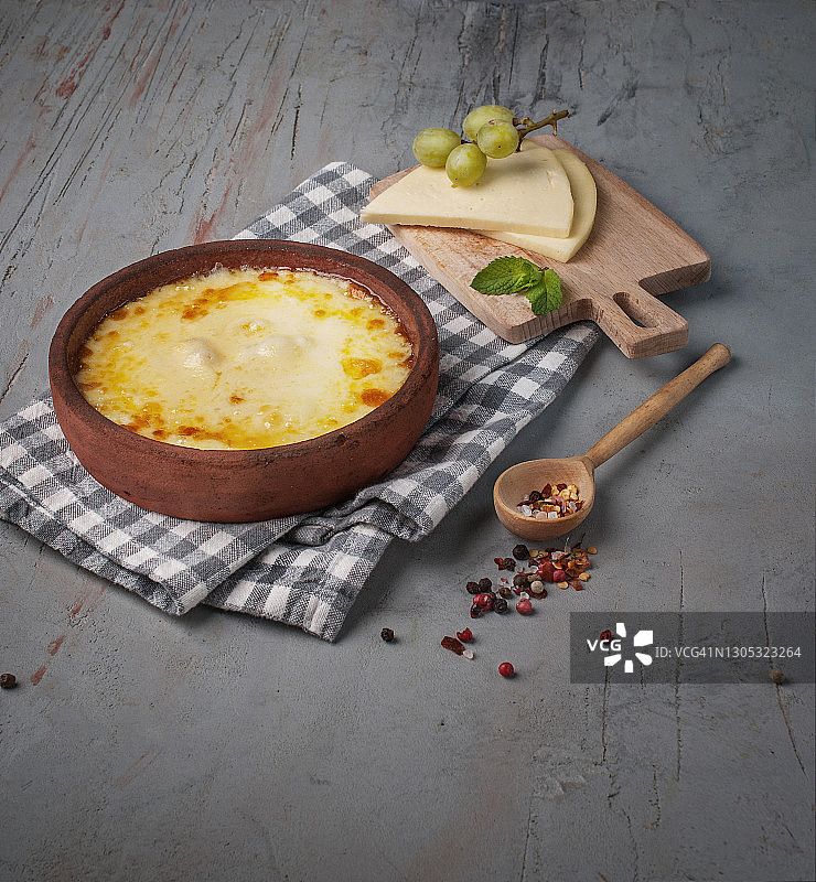 食物摄影格鲁吉亚玉米粥elardji与matsoni和suluguni奶酪侧视图灰色纹理背景近距离图片素材