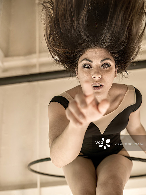 吊篮上的女空中舞者图片素材