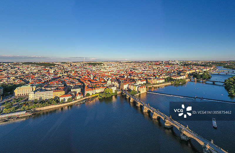 布拉格古城在捷克共和国与著名的观光地点的背景。查尔斯桥标志性的14世纪结构与景观，伏尔塔瓦河和布拉格城市景观。必须参观的城市图片素材