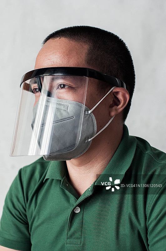 一名年轻的东南亚成年男性正戴着防护面罩和面罩图片素材