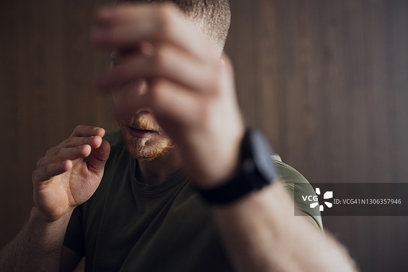 一个手腕上戴着手表的不可辨认的运动员在练习武术图片素材