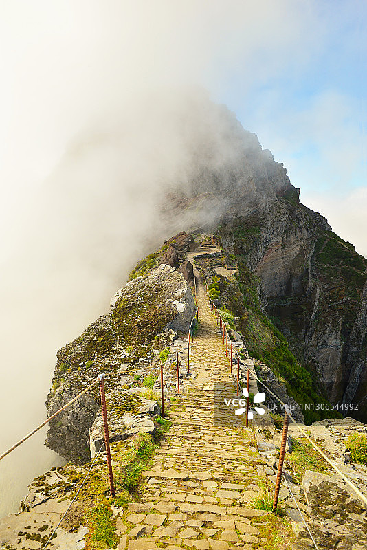 通往天堂的阶梯，令人惊叹的全景陡峭安全狭窄的徒步旅行路线在马德拉岛的山脉，大西洋，葡萄牙图片素材
