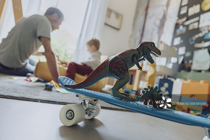 卧室里玩滑板的玩具恐龙图片素材