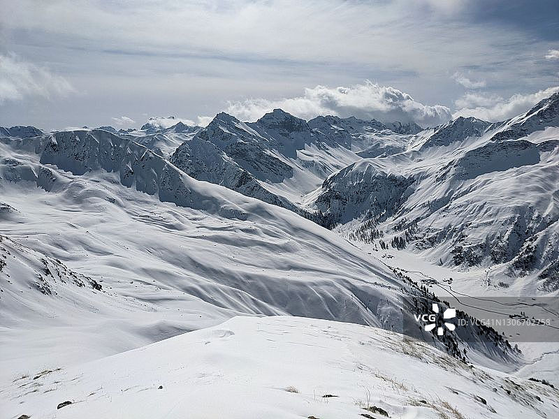 滑雪旅游在达沃斯以上sertig。斯基摩人正在攀登塔里洪峰。瑞士冬季的美景图片素材