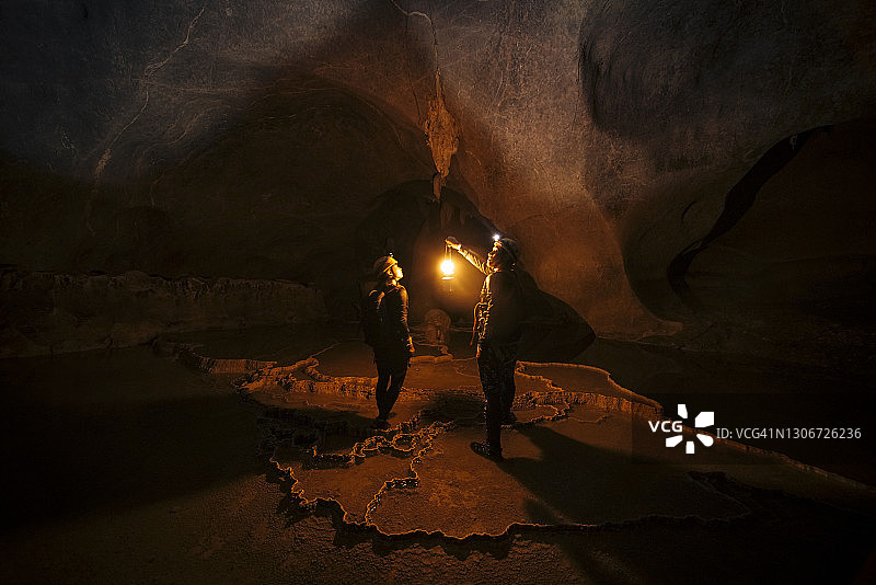两个探险者在一个巨大的洞穴里图片素材