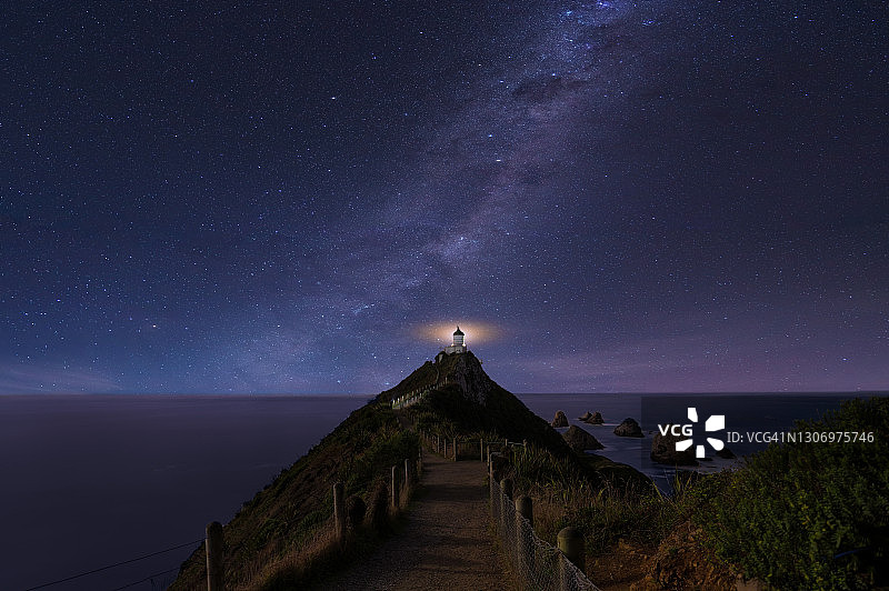 在新西兰金块点灯塔，银河下的星空之夜。金块点灯塔图片素材