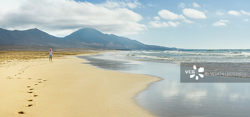 富尔特文图拉咖啡-长空海滩的海边和小女孩图片素材