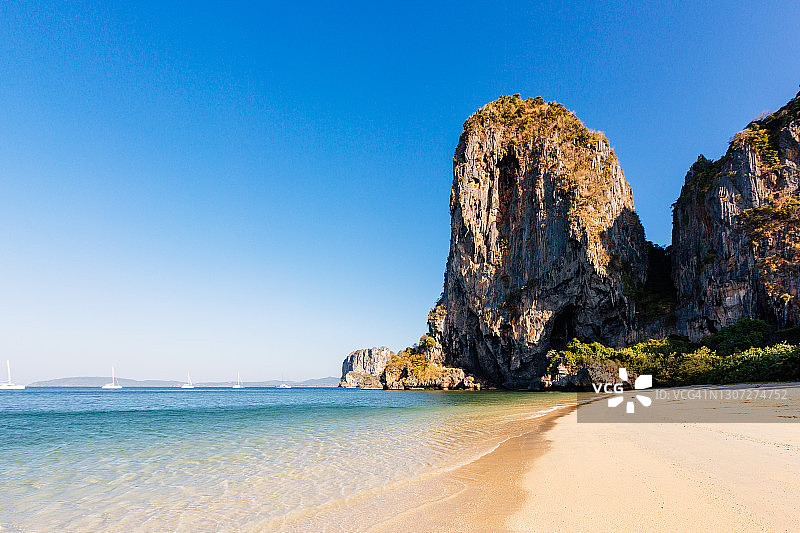 泰国甲米Phra Nang海滩的悬崖图片素材