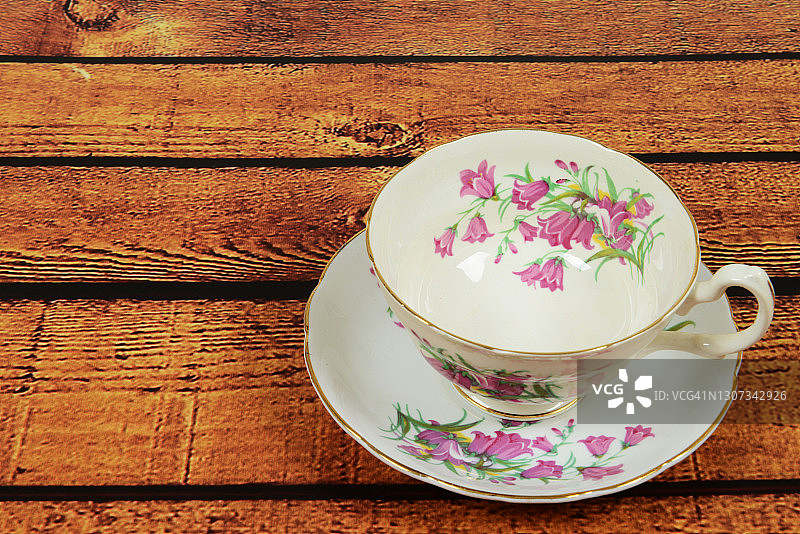 木桌上的茶杯和茶碟图片素材