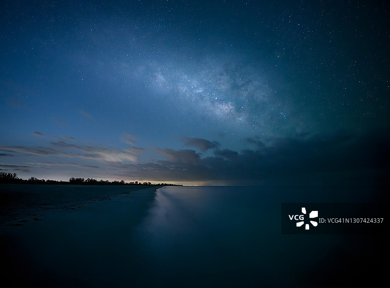 佛罗里达州萨尼贝尔岛鲍曼海滩上的银河图片素材