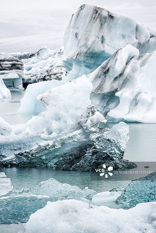 冰山漂浮在冰岛的Jokulsarlon泻湖上。图片素材