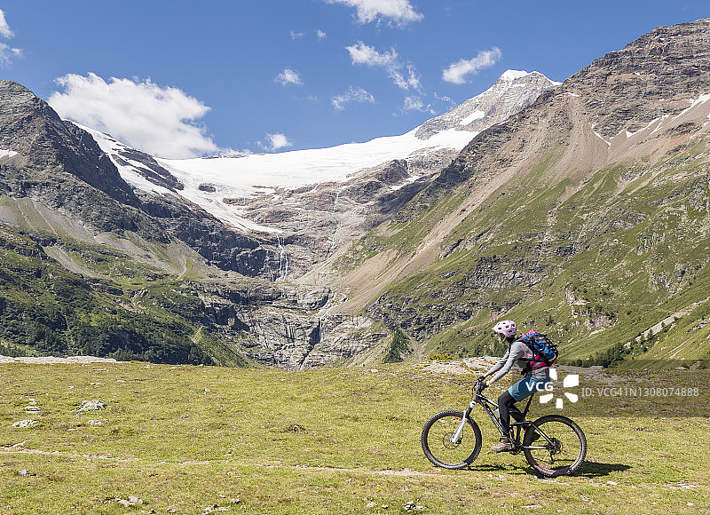 附近风景优美的山地自行车Palü冰川，瑞士。图片素材