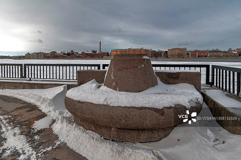在一个寒冷而晴朗的日子里，圣彼得堡市中心的河堤图片素材