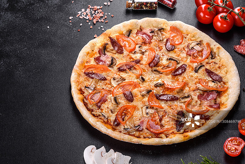 新鲜美味的披萨，用番茄，香肠和蘑菇做成图片素材