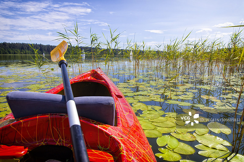 在波兰度假-在马苏里亚湖上划独木舟图片素材