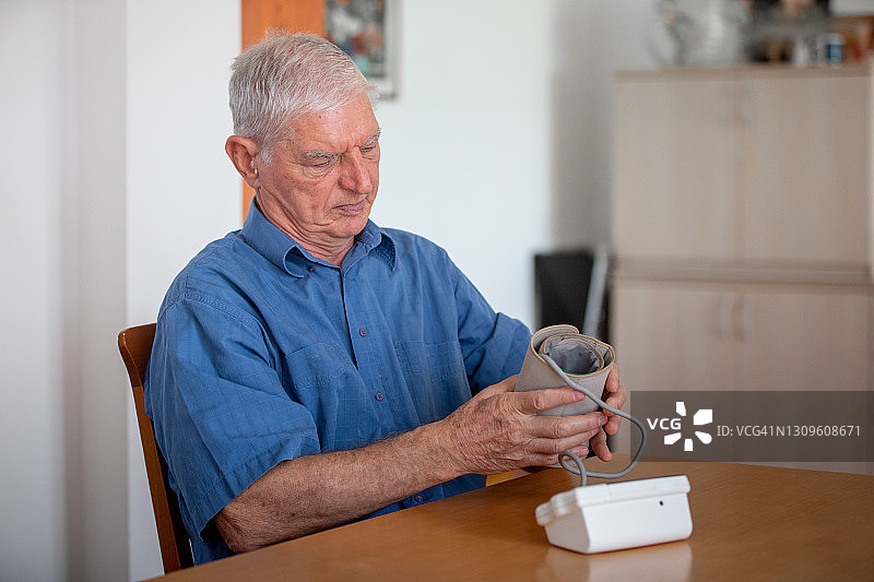 老年人在家庭病房使用血压计图片素材